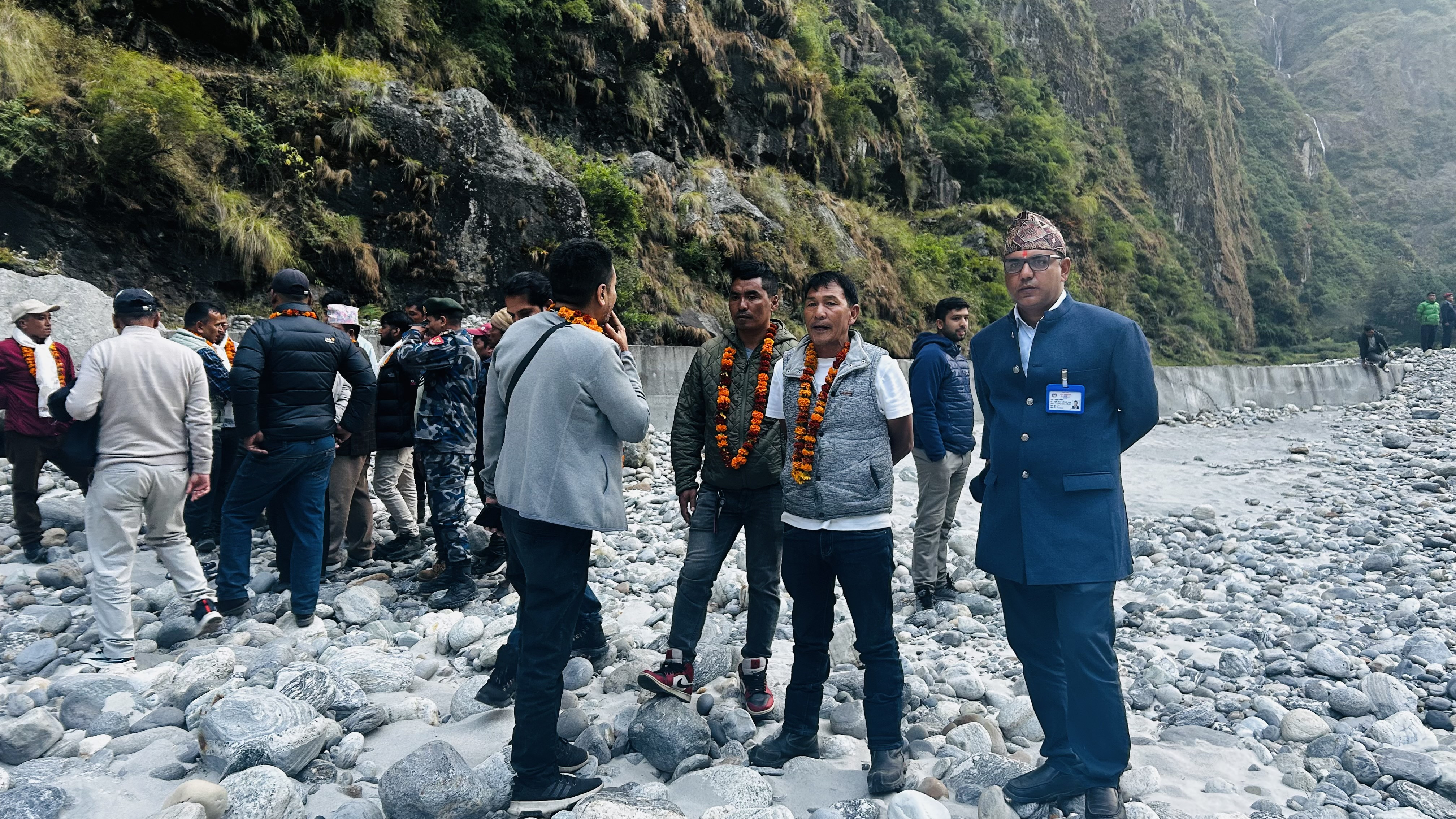 नासो गा.पा. तालगाउँमा नदी किनारको तटबन्ध निरिक्षण गर्दै प्रतिनिधि सभा सदस्य माननिय टेक बहादुर गुरुङ र मनाङ जिल्लाका प्रमुख जिल्ला अधिकारी मातृका आचार्य ज्यू