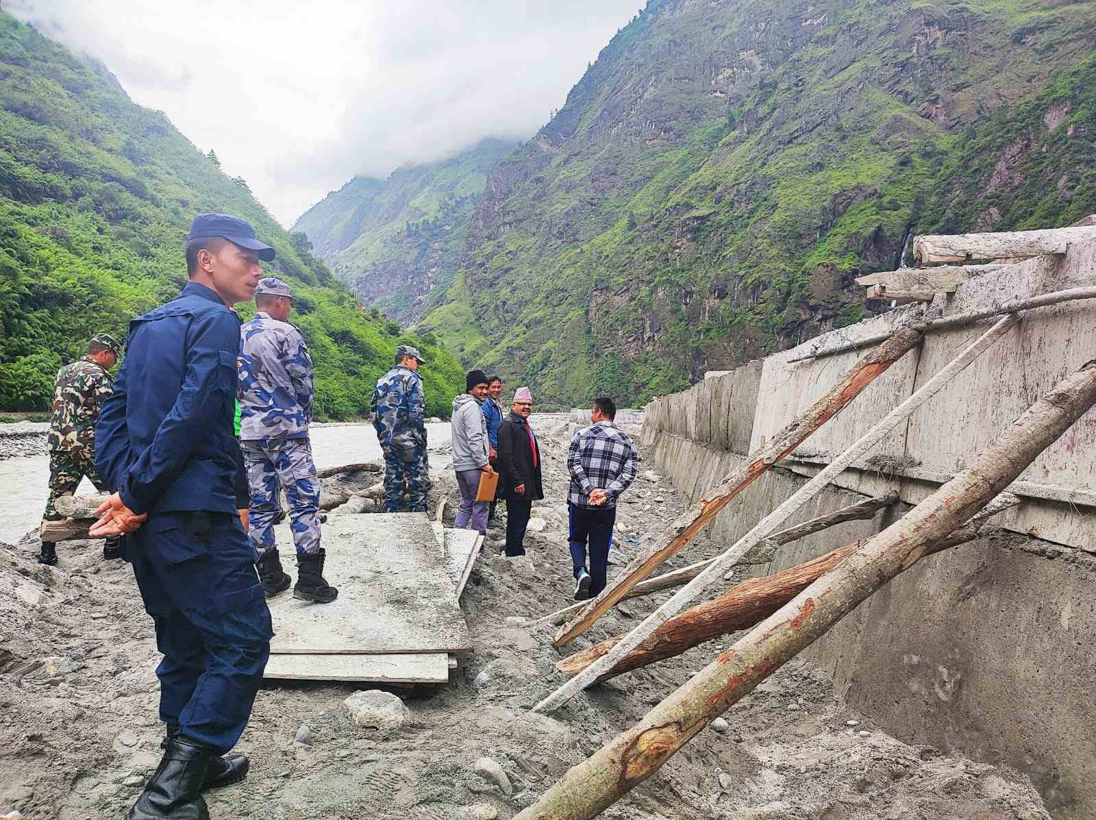 प्रमुख जिल्ला अधिकारी श्री रविन्द्र आचार्यज्यूबाट नासों १ तालमा तटबन्ध निर्माण कार्यको अनुगमन